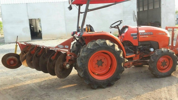 ขายรถไถ 36แรง รถสวยใช้งานน้อย อุปกรณ์ ดันหน้า ผานหลัง สภาพพร้อมใช้งาน สนใจโทร 090-8588220คุณนะ 093-3258446คุณบิว หรือเข้าดูสินค้าอื่นๆได้ที่ www.narong2truck.com หรือ www.truck.in.th/498 หรือเพจFacebook ณรงค์ ซื้อขายรถมือสอง (เว็บไซต์ส่วนตัว) หรือFacebook