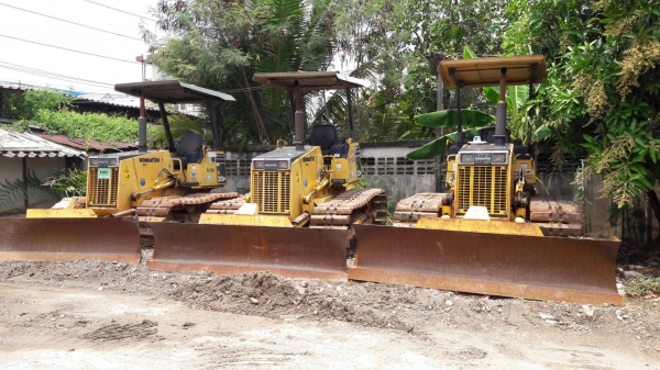 ขาย แทรคเตอร์ KOMATSU D20P-7E สภาพสวยมาก  มาใหม่  เก่าญี่ปุ่นแท้  เครื่องปั๊มดี...สนใจโทร 089-3818694 ดวงนภา