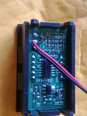 โวลต์มิเตอร์วัดแสดงค่าไฟชาร์ทและแรงดันแบตเตอรี เป็น LED สีเขียว มองเห็นชัด