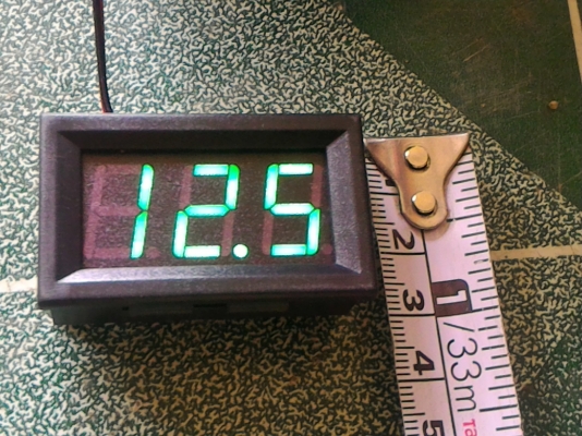 โวลต์มิเตอร์วัดแสดงค่าไฟชาร์ทและแรงดันแบตเตอรี เป็น LED สีเขียว มองเห็นชัด