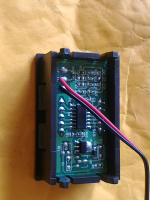 โวลต์มิเตอร์วัดแสดงค่าไฟชาร์ทและแรงดันแบตเตอรี เป็น LED สีเขียว มองเห็นชัด