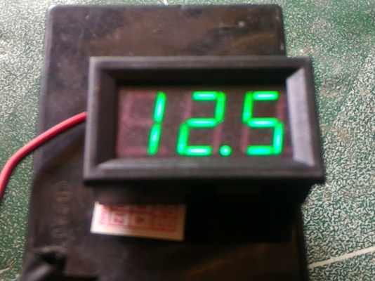 โวลต์มิเตอร์วัดแสดงค่าไฟชาร์ทและแรงดันแบตเตอรี เป็น LED สีเขียว มองเห็นชัด