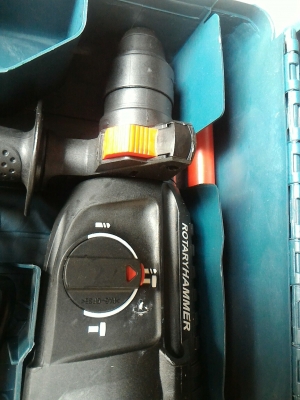 สว่านโรตารี Masaki ขนาด 800 W. เลือกการทำงานได้ 3 ระบบ มีเจาะทั่วไป เจาะกระแทรก และสกัดกระแทรกแบบไม่หมุน