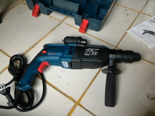 สว่านโรตารี Masaki ขนาด 800 W. เลือกการทำงานได้ 3 ระบบ มีเจาะทั่วไป เจาะกระแทรก และสกัดกระแทรกแบบไม่หมุน