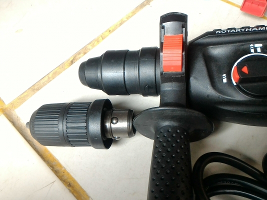 สว่านโรตารี Masaki ขนาด 800 W. เลือกการทำงานได้ 3 ระบบ มีเจาะทั่วไป เจาะกระแทรก และสกัดกระแทรกแบบไม่หมุน