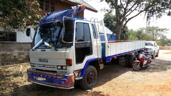 ขออนุญาติขาย  ISUZU175 แรงรถประกอบกระบะคาโก้มีคอกเสีมให้ยาว 6M เอกสารพร้อมโอนรถพร้อมใช้งานราคา 580000สนใจติดต่อ  ช่างดำ  0853224877-0988930465