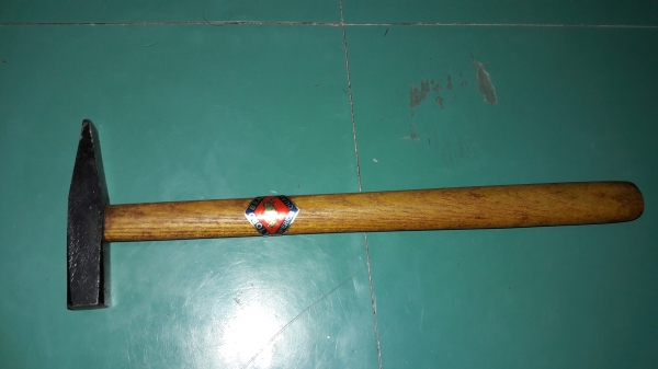 ขายค้อนตีกิ๊บตรากระทิงขนาด100กรัมงานใหม่เก่าเก็บ