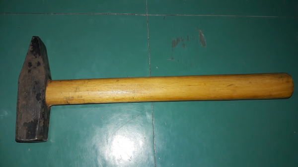 ขายค้อนตีกิ๊บเยอรมันขนาด600กรัมงานใหม่เก่าเก็บ เก็บไม่ดีมีสนิมผิวสีลอก