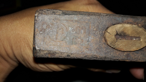 ขายค้อนตีกิ๊บเยอรมันขนาด600กรัมงานใหม่เก่าเก็บ เก็บไม่ดีมีสนิมผิวสีลอก ขายค้อนตีกิ๊บเยอรมันขนาด600กรัมงานใหม่เก่าเก็บ เก็บไม่ดีมีสนิมผิวสีลอก