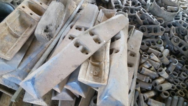 ขายแผ่นแทรกรถแทรกเตอร์ D-4 D-5 แผ่นแท้สภาพสวยมีทั้งแผ่นตีนเป็ดและแผ่นตีนไก่