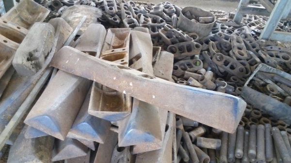 ขายแผ่นแทรกรถแทรกเตอร์ D-4 D-5 แผ่นแท้สภาพสวยมีทั้งแผ่นตีนเป็ดและแผ่นตีนไก่