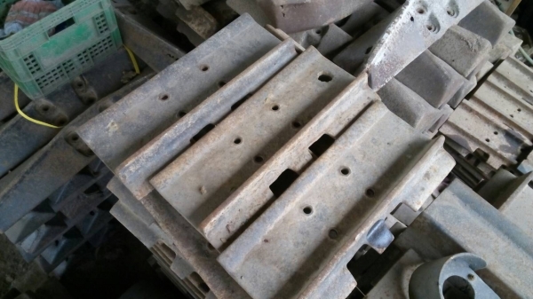 ขายแผ่นแทรกรถแทรกเตอร์ D-4 D-5 แผ่นแท้สภาพสวยมีทั้งแผ่นตีนเป็ดและแผ่นตีนไก่