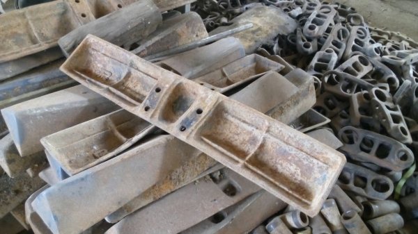 ขายแผ่นแทรกรถแทรกเตอร์ D-4 D-5 แผ่นแท้สภาพสวยมีทั้งแผ่นตีนเป็ดและแผ่นตีนไก่