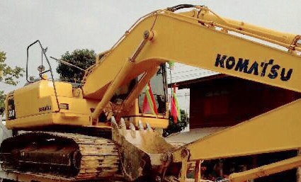 KOMATSU PC 200-8 รถใช้งาน 8,900 ชม. รถสวยบอดี้สวยพร้อมทำงานได้เลยครับ ภายในห้องเก๋งสะอาดหอม แอร์เย็น ภายนอกบูมอาร์มสวยๆไม่มีปะ ช่วงล่างเอวแน่นดี โรลเลอร์โซ่ใบแทรกเต็มดี 75\% พร้อมใช้งาน เอกสารทะเบียนครบ ราคาต่อรองได้ครับ