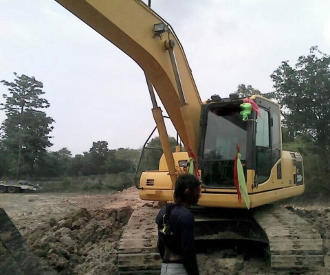 KOMATSU PC 200-8 รถใช้งาน 8,900 ชม. รถสวยบอดี้สวยพร้อมทำงานได้เลยครับ ภายในห้องเก๋งสะอาดหอม แอร์เย็น ภายนอกบูมอาร์มสวยๆไม่มีปะ ช่วงล่างเอวแน่นดี โรลเลอร์โซ่ใบแทรกเต็มดี 75\% พร้อมใช้งาน เอกสารทะเบียนครบ ราคาต่อรองได้ครับ