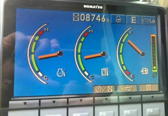 KOMATSU PC 200-8 รถใช้งาน 8,900 ชม. รถสวยบอดี้สวยพร้อมทำงานได้เลยครับ ภายในห้องเก๋งสะอาดหอม แอร์เย็น ภายนอกบูมอาร์มสวยๆไม่มีปะ ช่วงล่างเอวแน่นดี โรลเลอร์โซ่ใบแทรกเต็มดี 75\% พร้อมใช้งาน เอกสารทะเบียนครบ ราคาต่อรองได้ครับ
