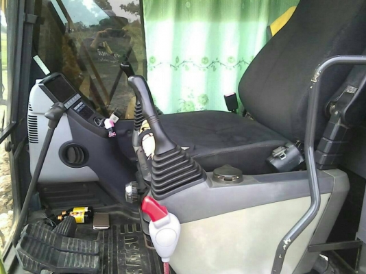 KOMATSU PC 200-8 รถใช้งาน 8,900 ชม. รถสวยบอดี้สวยพร้อมทำงานได้เลยครับ ภายในห้องเก๋งสะอาดหอม แอร์เย็น ภายนอกบูมอาร์มสวยๆไม่มีปะ ช่วงล่างเอวแน่นดี โรลเลอร์โซ่ใบแทรกเต็มดี 75\% พร้อมใช้งาน เอกสารทะเบียนครบ ราคาต่อรองได้ครับ