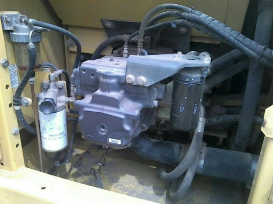 KOMATSU PC 200-8 รถใช้งาน 8,900 ชม. รถสวยบอดี้สวยพร้อมทำงานได้เลยครับ ภายในห้องเก๋งสะอาดหอม แอร์เย็น ภายนอกบูมอาร์มสวยๆไม่มีปะ ช่วงล่างเอวแน่นดี โรลเลอร์โซ่ใบแทรกเต็มดี 75\% พร้อมใช้งาน เอกสารทะเบียนครบ ราคาต่อรองได้ครับ