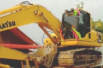 KOMATSU PC 200-8 รถใช้งาน 8,900 ชม. รถสวยบอดี้สวยพร้อมทำงานได้เลยครับ ภายในห้องเก๋งสะอาดหอม แอร์เย็น ภายนอกบูมอาร์มสวยๆไม่มีปะ ช่วงล่างเอวแน่นดี โรลเลอร์โซ่ใบแทรกเต็มดี 75\% พร้อมใช้งาน เอกสารทะเบียนครบ ราคาต่อรองได้ครับ