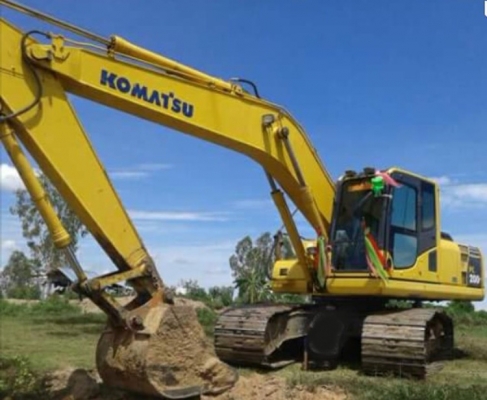 KOMATSU PC 200-8 รถใช้งาน 8,900 ชม. รถสวยบอดี้สวยพร้อมทำงานได้เลยครับ ภายในห้องเก๋งสะอาดหอม แอร์เย็น ภายนอกบูมอาร์มสวยๆไม่มีปะ ช่วงล่างเอวแน่นดี โรลเลอร์โซ่ใบแทรกเต็มดี 75\% พร้อมใช้งาน เอกสารทะเบียนครบ ราคาต่อรองได้ครับ