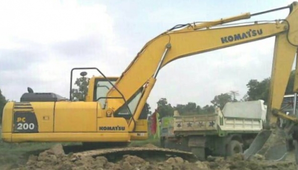 KOMATSU PC 200-8 รถใช้งาน 8,900 ชม. รถสวยบอดี้สวยพร้อมทำงานได้เลยครับ ภายในห้องเก๋งสะอาดหอม แอร์เย็น ภายนอกบูมอาร์มสวยๆไม่มีปะ ช่วงล่างเอวแน่นดี โรลเลอร์โซ่ใบแทรกเต็มดี 75\% พร้อมใช้งาน เอกสารทะเบียนครบ ราคาต่อรองได้ครับ