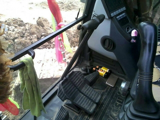 KOMATSU PC 200-8 รถใช้งาน 8,900 ชม. รถสวยบอดี้สวยพร้อมทำงานได้เลยครับ ภายในห้องเก๋งสะอาดหอม แอร์เย็น ภายนอกบูมอาร์มสวยๆไม่มีปะ ช่วงล่างเอวแน่นดี โรลเลอร์โซ่ใบแทรกเต็มดี 75\% พร้อมใช้งาน เอกสารทะเบียนครบ ราคาต่อรองได้ครับ