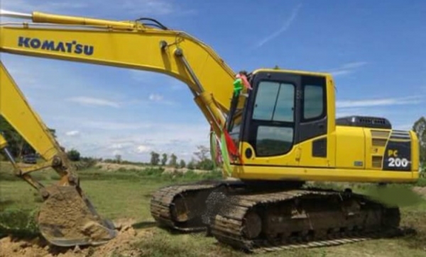 KOMATSU PC 200-8 รถใช้งาน 8,900 ชม. รถสวยบอดี้สวยพร้อมทำงานได้เลยครับ ภายในห้องเก๋งสะอาดหอม แอร์เย็น ภายนอกบูมอาร์มสวยๆไม่มีปะ ช่วงล่างเอวแน่นดี โรลเลอร์โซ่ใบแทรกเต็มดี 75\% พร้อมใช้งาน เอกสารทะเบียนครบ ราคาต่อรองได้ครับ