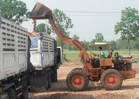 KOMATSU JH 30 รถตักล้อยาง ต่อแขนยาวแล้วครับตักขึ้นรถบรรทุกสิบล้อคอกสูงเกษตรได้เลย เครื่องยนต์เดิมๆแรงดีไม่มีเยิ้ม ปั๊มใหม่เอี่ยมให้กำลังแรงดี ช่วงล่างดี พร้อมใช้งานได้เลยครับ เอกสารสัญญาซื้อขาย ราคาต่อรองได้ครับ