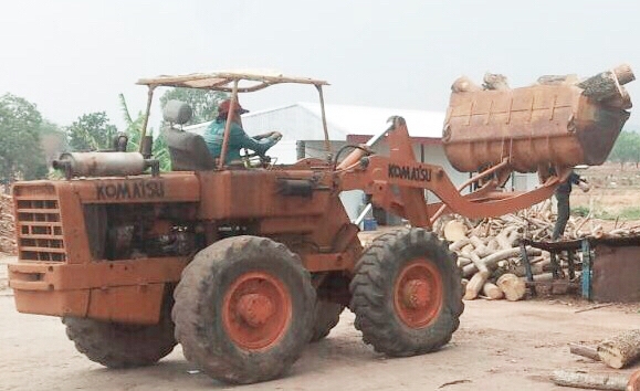 KOMATSU JH 30 รถตักล้อยาง ต่อแขนยาวแล้วครับตักขึ้นรถบรรทุกสิบล้อคอกสูงเกษตรได้เลย เครื่องยนต์เดิมๆแรงดีไม่มีเยิ้ม ปั๊มใหม่เอี่ยมให้กำลังแรงดี ช่วงล่างดี พร้อมใช้งานได้เลยครับ เอกสารสัญญาซื้อขาย ราคาต่อรองได้ครับ