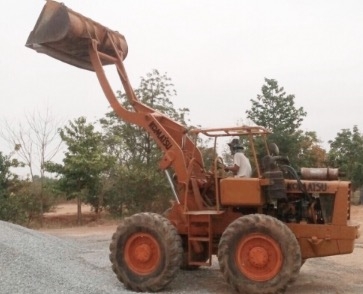 KOMATSU JH 30 รถตักล้อยาง ต่อแขนยาวแล้วครับตักขึ้นรถบรรทุกสิบล้อคอกสูงเกษตรได้เลย เครื่องยนต์เดิมๆแรงดีไม่มีเยิ้ม ปั๊มใหม่เอี่ยมให้กำลังแรงดี ช่วงล่างดี พร้อมใช้งานได้เลยครับ เอกสารสัญญาซื้อขาย ราคาต่อรองได้ครับ