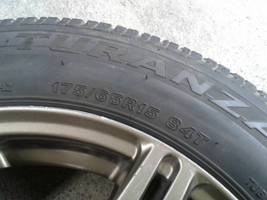 ขอบ15นิ้ว4รู100 พร้อมยาง สวยๆ 4 ล้อ ราคา 6500 บาท