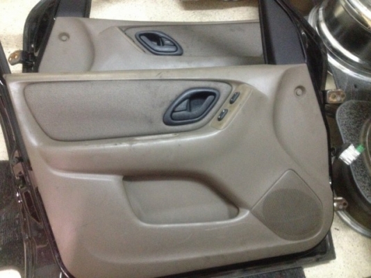 ประตู FORD ESCAPE ครบชุด4บานเก่าญี่ปุ่นสภาพสวยตามรูป