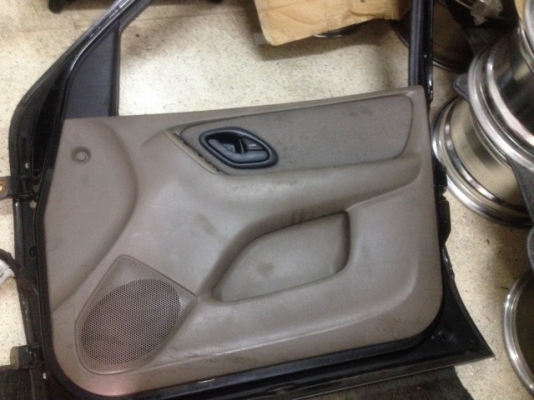 ประตู FORD ESCAPE ครบชุด4บานเก่าญี่ปุ่นสภาพสวยตามรูป