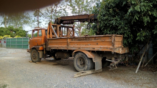 ต้องการขายหกล้อติดเคลนหัวเจาะ