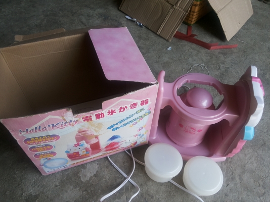 เครื่องปั่นน้ำแข็งใสรูปคิตตี้ให้เป็นเกร็ดๆ เพื่อทำน้ำแข็งไสใช้ไฟ 100 V. เป็นของใหม่