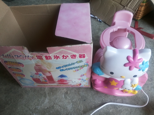 เครื่องปั่นน้ำแข็งใสรูปคิตตี้ให้เป็นเกร็ดๆ เพื่อทำน้ำแข็งไสใช้ไฟ 100 V. เป็นของใหม่