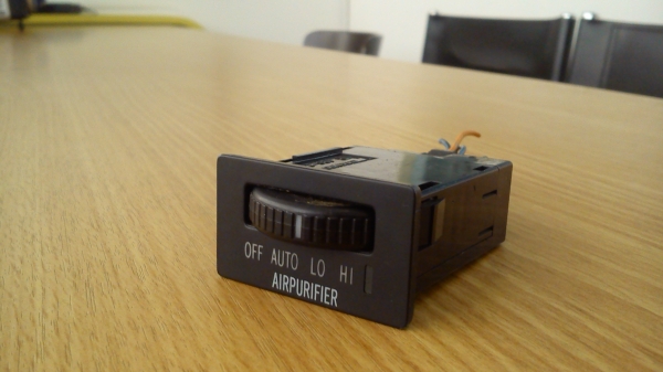 สวิตช์ AIRPURIFER แนวนอน แบบมีขอบด้านหน้า ของTOYOTA สวิตช์ AIRPURIFER แนวนอน แบบมีขอบด้านหน้า ของTOYOTA