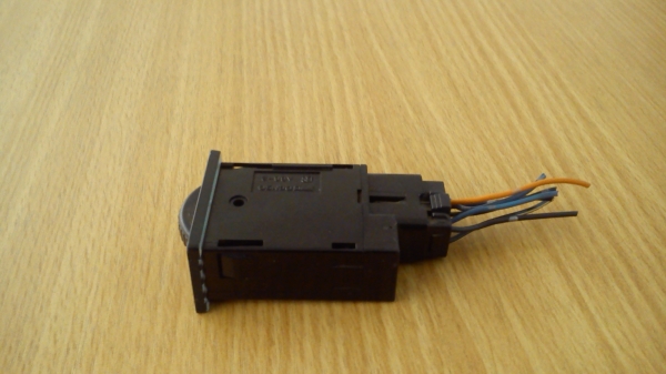 สวิตช์ AIRPURIFER แนวนอน แบบมีขอบด้านหน้า ของTOYOTA สวิตช์ AIRPURIFER แนวนอน แบบมีขอบด้านหน้า ของTOYOTA