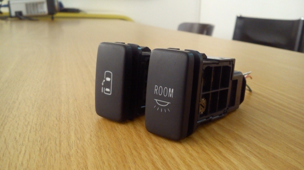 สวิตช์ ประตู และ สวิตช์ ROOM ของรถ TOYOTA