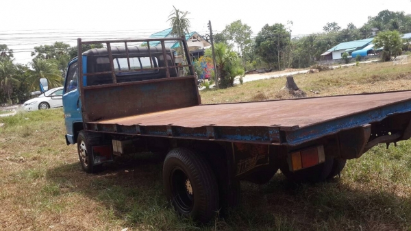 รถอีซูซุ 6 ล้อ พื้นเรียบ 115 แรงม้า.    สนใจติดต่อ  081 - 6079515
