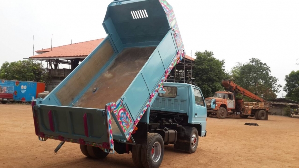 ขออนุญาติขาย 6ล้อดั้ม ISUZU 110 แรงเอกสารพร้อมโอนราคา 300000 สนใจติดต่อ  ช่างดำ  0853224877-0988930465