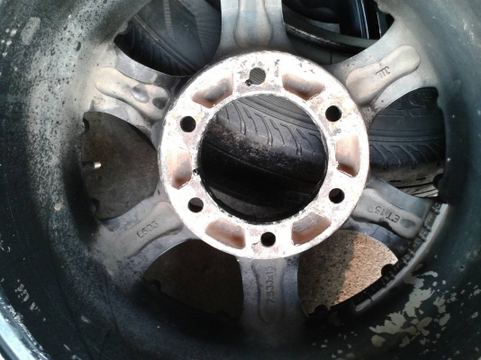 ขอบ15นิ้ว6รู พร้อมยาง สวยๆ 4 ล้อ ลดราคาเหลือ 5500 บาท