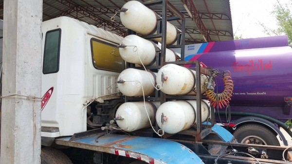 ขาย หัวลาก HINO 12 ล้อ เพลาเดียว เครื่อง EK100 260 แรงม้า ติดแก๊ส NGV 6 ถัง คัสซีสวย ช่วงล่างดี ทะเบียนพร้อม ราคาคุยกันได้ครับ