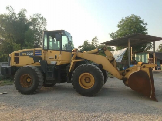Komatsu WA320-5 สำหรับคนชอบรุ่นใหม่ๆ นำเข้าจากญี่ปุ่น สภาพดีชั่วโมงน้อย โทร.090-986-2521 อ๊อบ