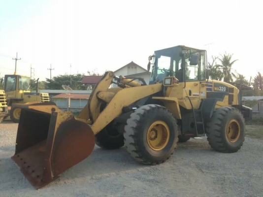 Komatsu WA320-5 สำหรับคนชอบรุ่นใหม่ๆ นำเข้าจากญี่ปุ่น สภาพดีชั่วโมงน้อย โทร.090-986-2521 อ๊อบ