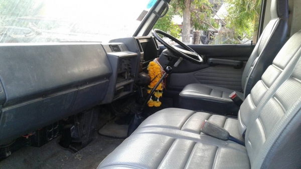 ISUZU NPR 115 HP 4BD1รถบรรทุกหกล้อ กระบะเหล็กมีหางพับขึ้นรถเกี่ยวข้าวความยาว 5 เมตรสภาพดีมากครับพร้อมใช้งานได้เลย เครื่องยนต์แน่นดีแรงดีไม่มีเยิ้ม ภายในเก๋งคอนโซลสวยครบ พวงมาลัยเพาเวอร์ เกียร์ยาว ช่วงล่างเดิมๆคัชซีไม่มีแตกไม่บวม ยาง 8.25 ขอบ 16 สภาพดีประม