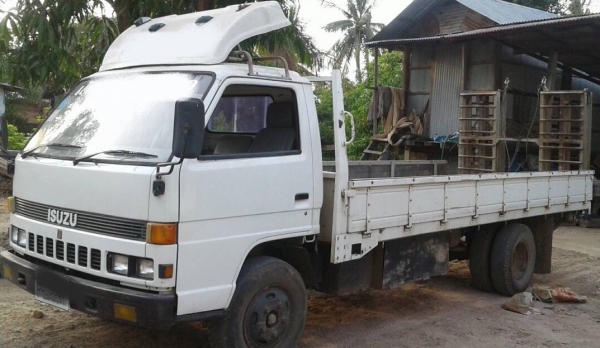 ISUZU NPR 115 HP 4BD1รถบรรทุกหกล้อ กระบะเหล็กมีหางพับขึ้นรถเกี่ยวข้าวความยาว 5 เมตรสภาพดีมากครับพร้อมใช้งานได้เลย เครื่องยนต์แน่นดีแรงดีไม่มีเยิ้ม ภายในเก๋งคอนโซลสวยครบ พวงมาลัยเพาเวอร์ เกียร์ยาว ช่วงล่างเดิมๆคัชซีไม่มีแตกไม่บวม ยาง 8.25 ขอบ 16 สภาพดีประม