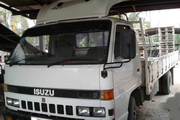 ISUZU NPR 115 HP 4BD1รถบรรทุกหกล้อ กระบะเหล็กมีหางพับขึ้นรถเกี่ยวข้าวความยาว 5 เมตรสภาพดีมากครับพร้อมใช้งานได้เลย เครื่องยนต์แน่นดีแรงดีไม่มีเยิ้ม ภายในเก๋งคอนโซลสวยครบ พวงมาลัยเพาเวอร์ เกียร์ยาว ช่วงล่างเดิมๆคัชซีไม่มีแตกไม่บวม ยาง 8.25 ขอบ 16 สภาพดีประม