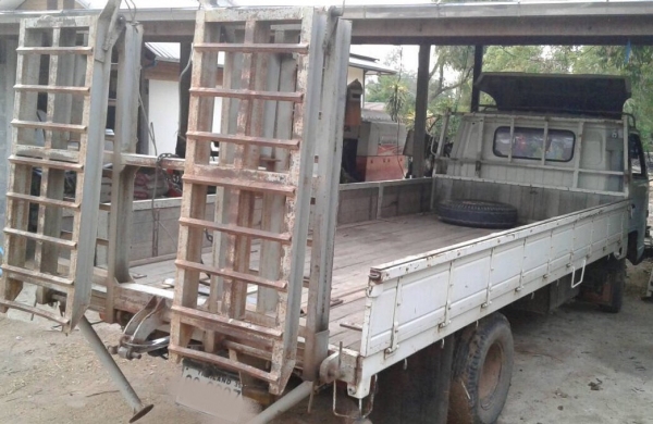 ISUZU NPR 115 HP 4BD1รถบรรทุกหกล้อ กระบะเหล็กมีหางพับขึ้นรถเกี่ยวข้าวความยาว 5 เมตรสภาพดีมากครับพร้อมใช้งานได้เลย เครื่องยนต์แน่นดีแรงดีไม่มีเยิ้ม ภายในเก๋งคอนโซลสวยครบ พวงมาลัยเพาเวอร์ เกียร์ยาว ช่วงล่างเดิมๆคัชซีไม่มีแตกไม่บวม ยาง 8.25 ขอบ 16 สภาพดีประม