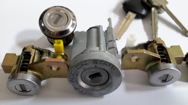 ขายชุดกุญแจรถ isuzu dmax ทั้งคันครบครับ